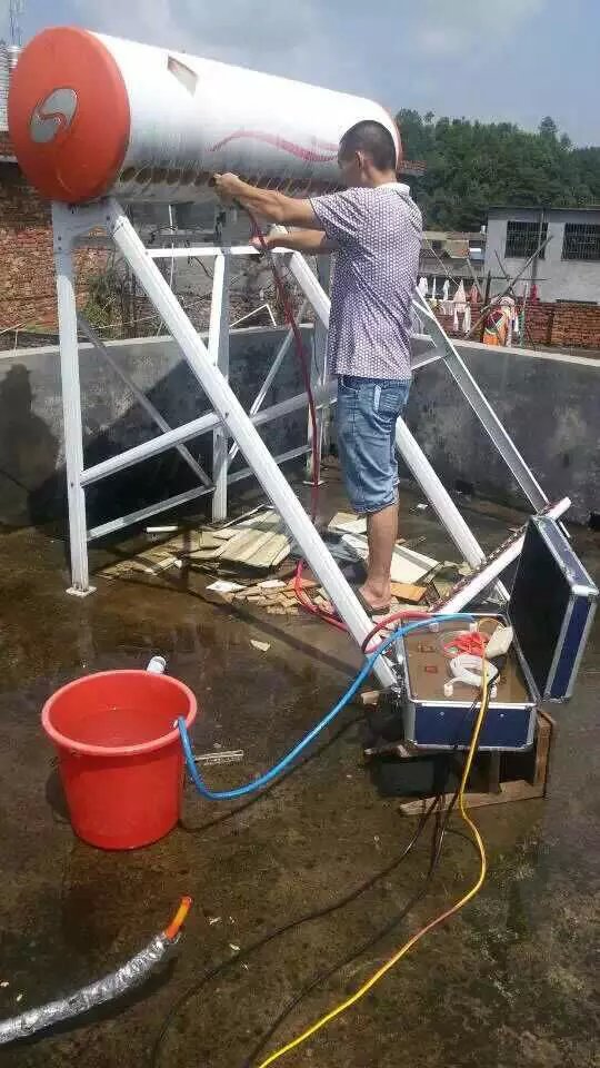 太阳能电热水器清洗服务现场经验分享格科家电清洗服务加盟 太阳能电热水器清洗现场 清洗太阳能真空管内壁的水垢,需要专用的酸性除垢剂。将管子拆下来,灌入酸性除垢剂浸泡10分钟,然后用毛刷来回拉动除掉余下的水垢,过清水两遍即可。当然最好请专业的家电清洗公司来做。 厂家不收取任何形式的加盟费、保证金、代理费,只需首批产品进货费用,实实在在的投资合作项目,按产品、按区域灵活授权,并提供完善的区域保护以及售后支持。